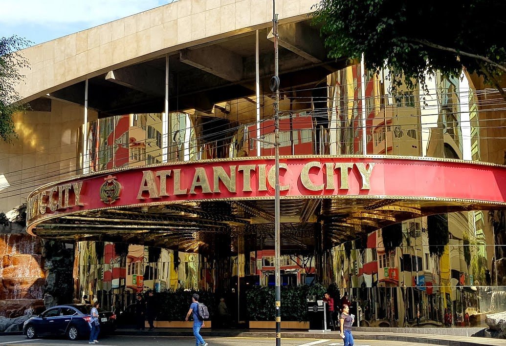 Fachada del casino Atlantic City de d&iacute;a, con la marquesina roja sobre la entrada