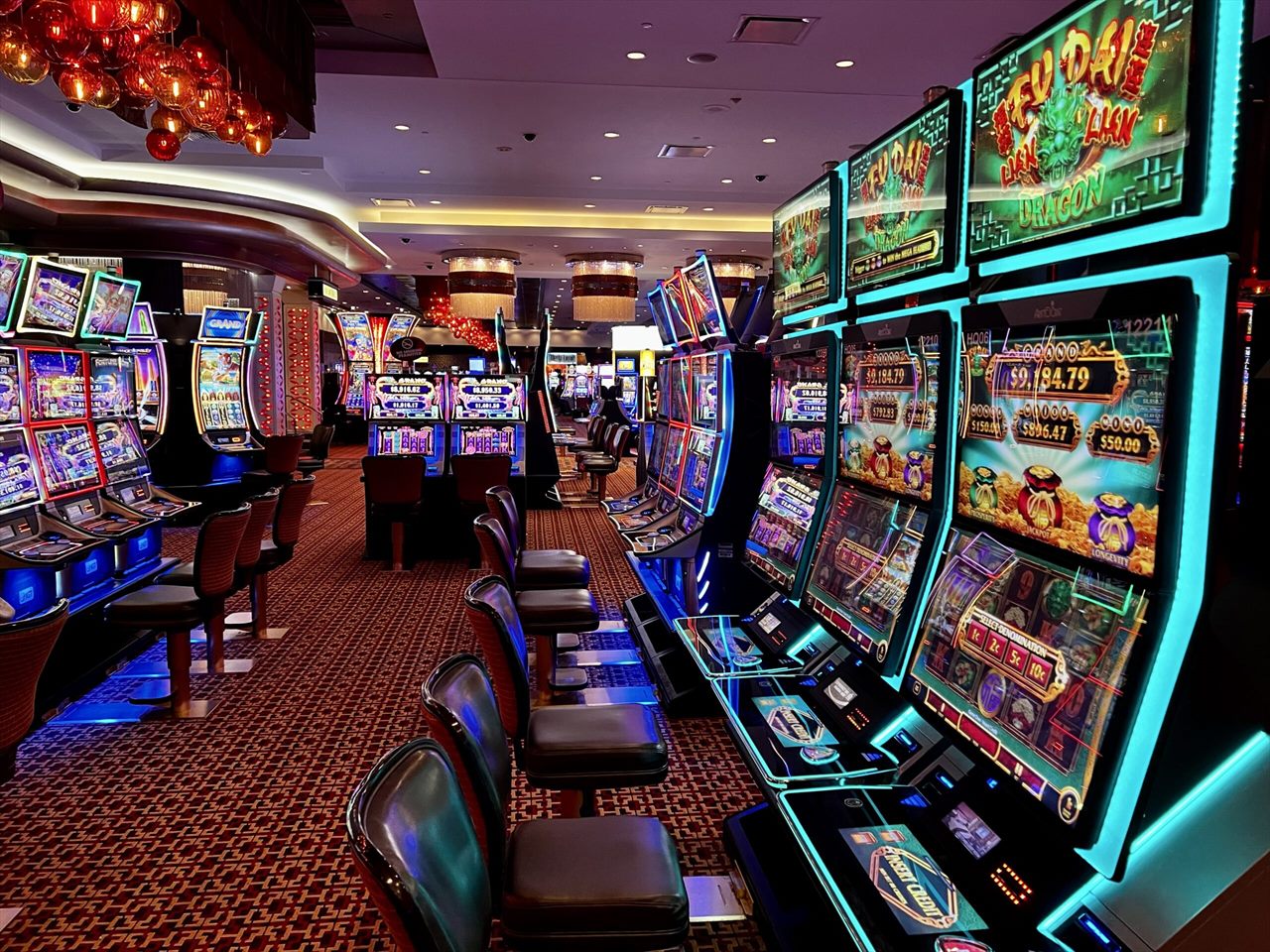 Sala de tragamonedas de Atlantic Casino con las pantallas encendidas